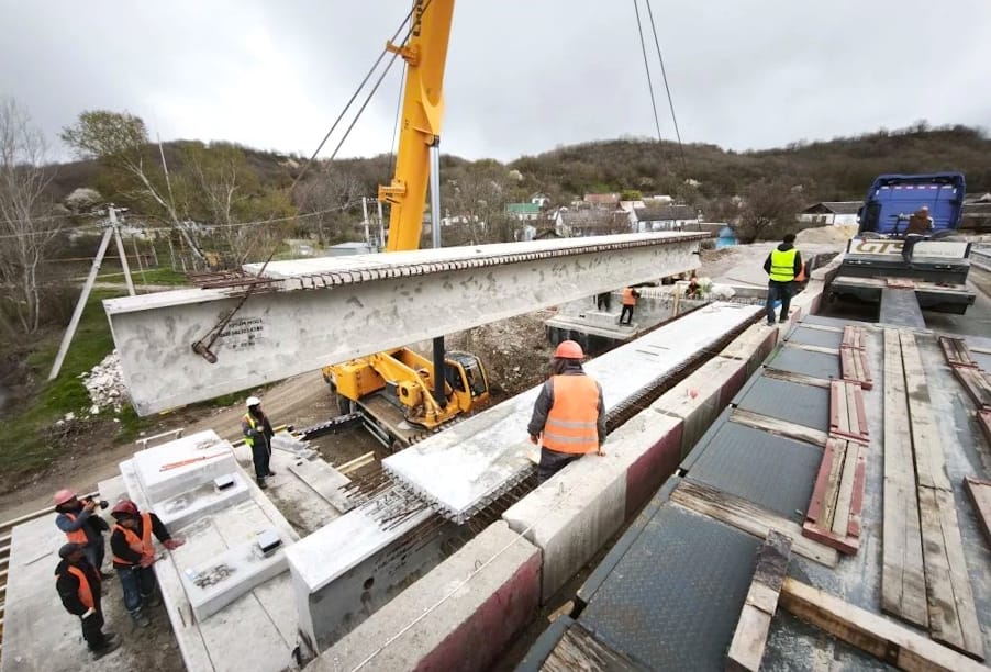 Республика Крым: в районе Новопавловки реконструируют мост через Альму
