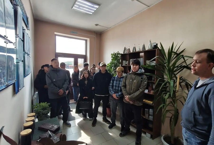 В Республике Тыва будущим дорожникам показали работу асфальтобетонного завода и лаборатории