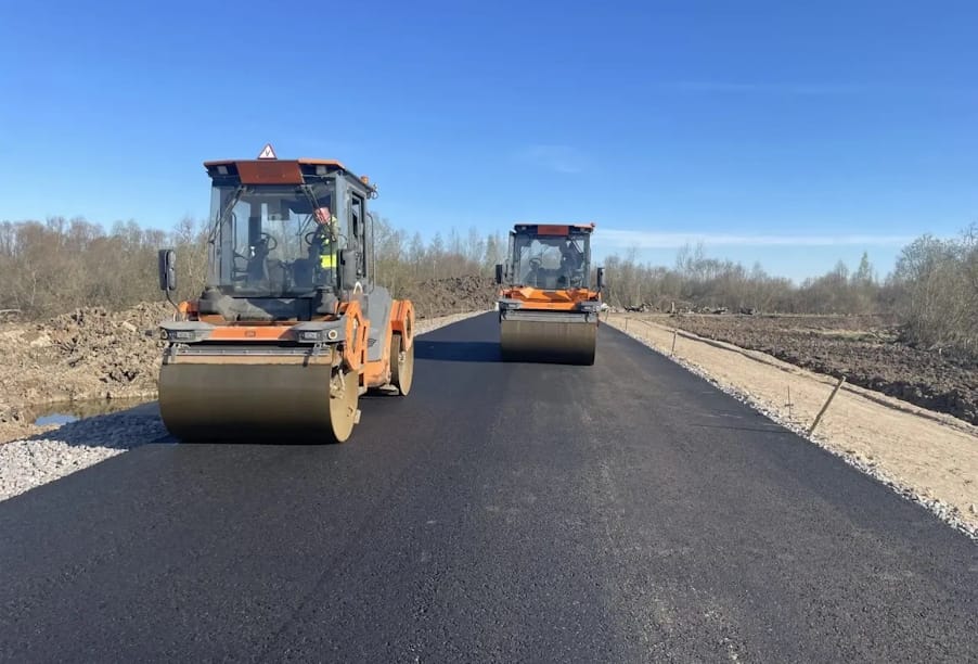 В Новгородской области начали асфальтировать подъездную дорогу к аэродрому Кречевицы